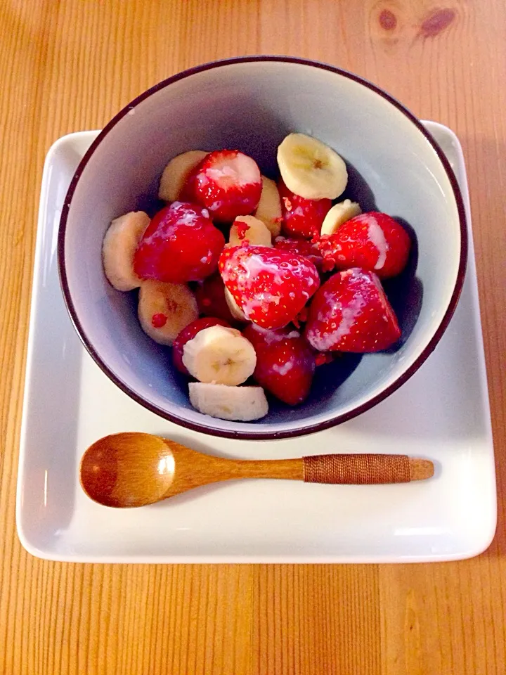 Simple fresh cut strawberries and banana|Kumigarさん