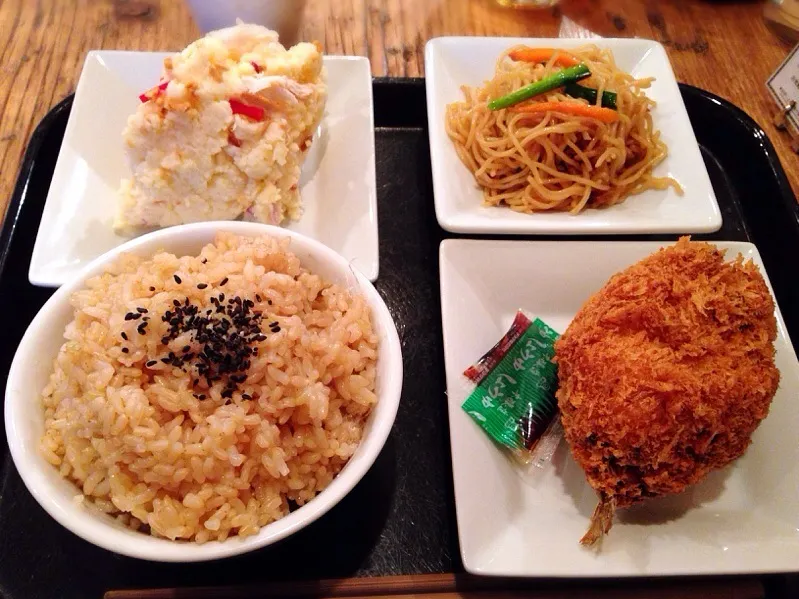 Fried thick sardine and cabbage, potato salad and fried noodle|chan mitsuさん