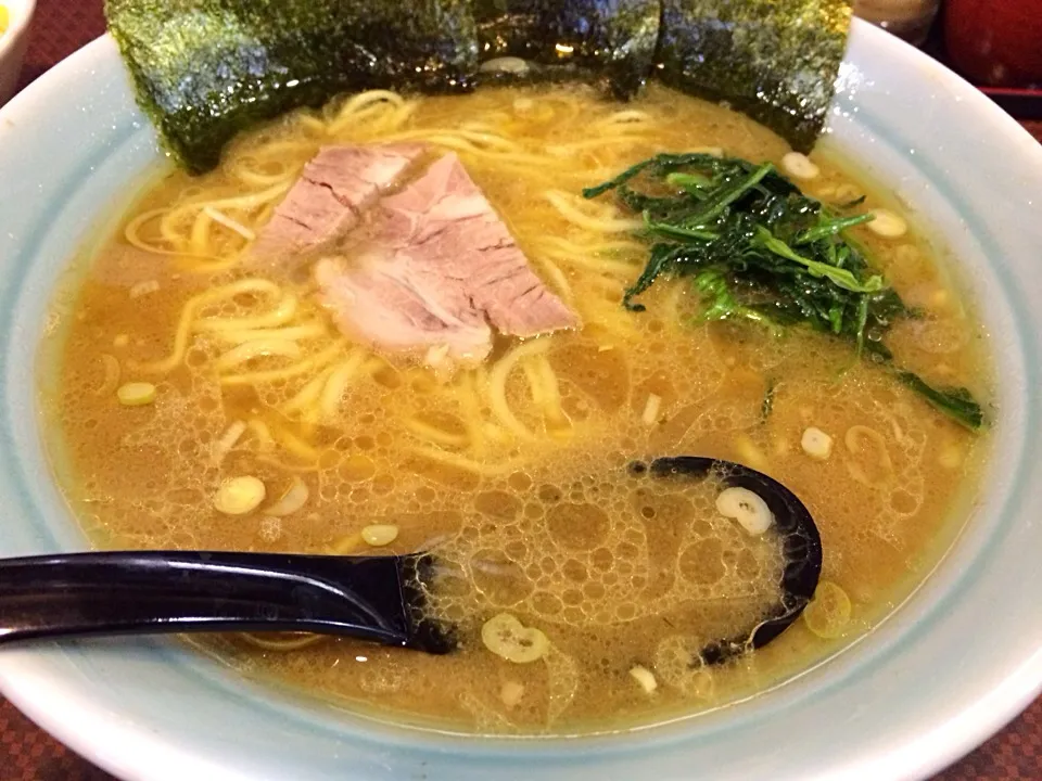 Snapdishの料理写真:中盛りラーメン 太麺 かため 濃いめ|tecklさん