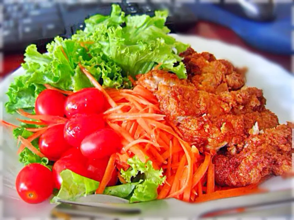 Fried chicken with salad☺️|🍃aeyafternoon🌾さん