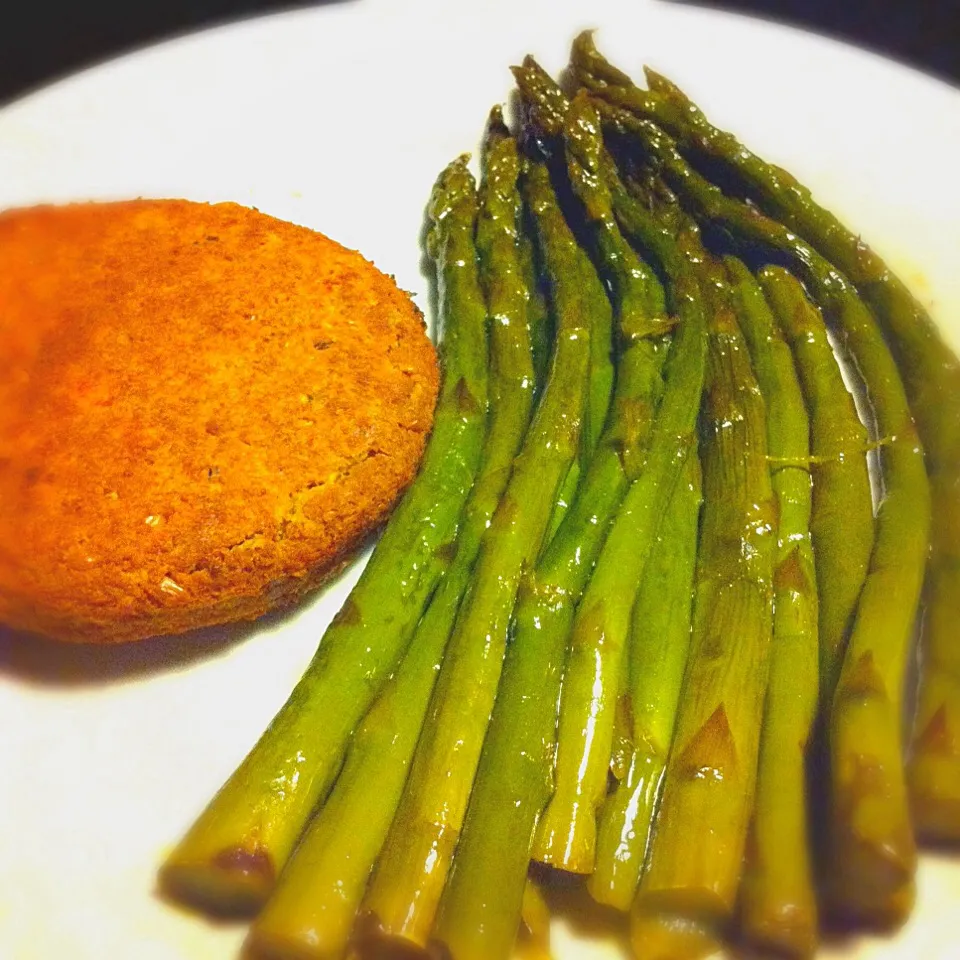 Sautéed asparagus & veggie burger|Stefan Labuschagneさん