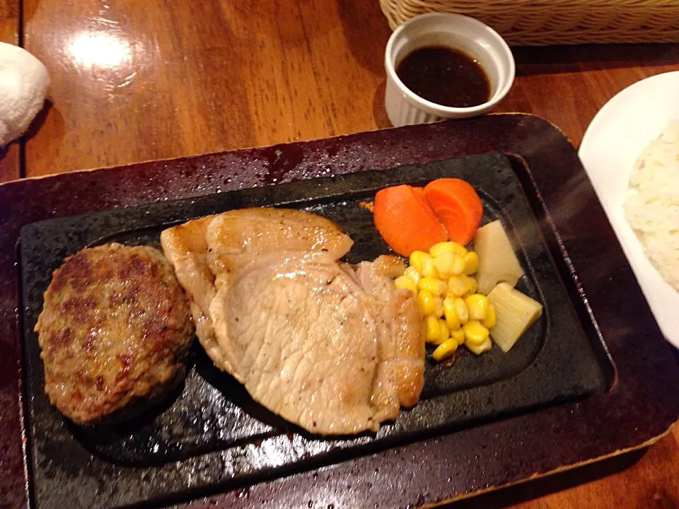 Snapdishの料理写真:ハンバーグ＆ポークセット|takashiwagaさん