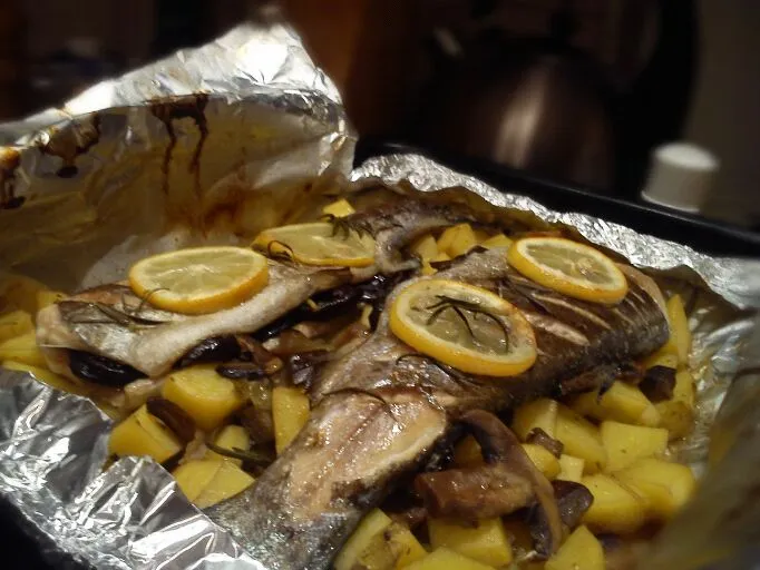 Trout stuffed with plums on potatoes and mushrooms|Ftačok Vrabčogさん