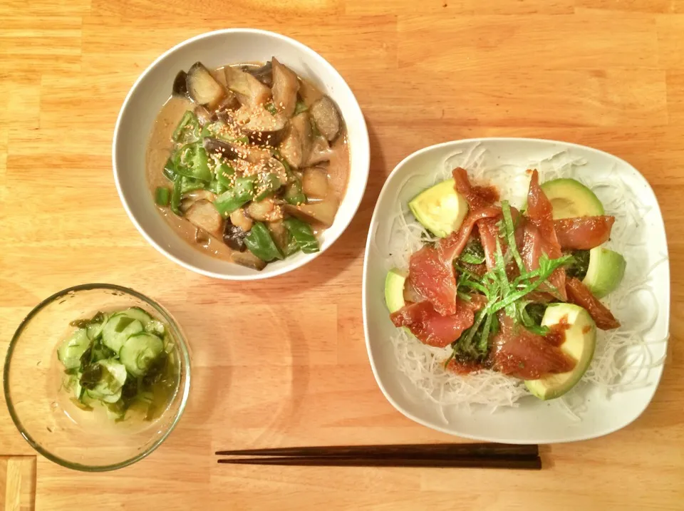 カツオとアボカドの丼 ナスとピーマンの甘辛味噌炒め キュウリとワカメの酢の物|ponyちゃんさん