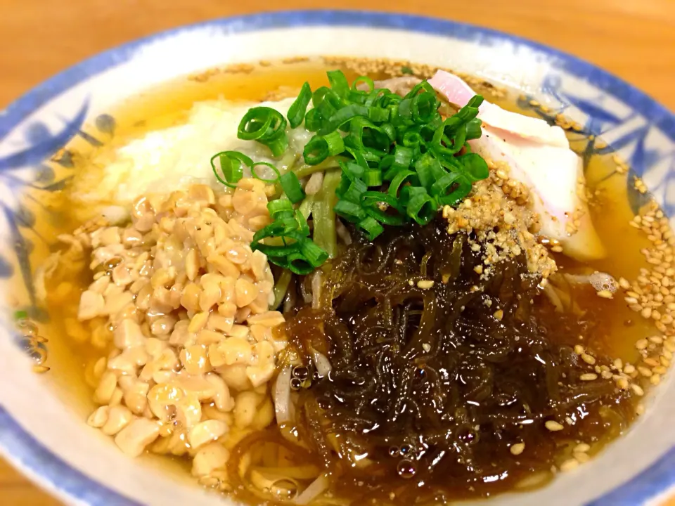 トロトロ蕎麦。茶そば、普通の蕎麦、めかぶ、ひきわり納豆、長芋のすりおろし、すりごま、かまぼこ、ネギ。|pepiさん