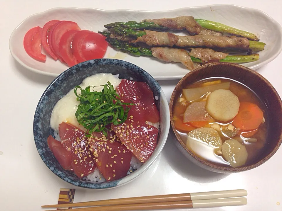 漬けまぐろ山かけ丼、アスパラ豚バラ巻、けんちん汁|たえさん