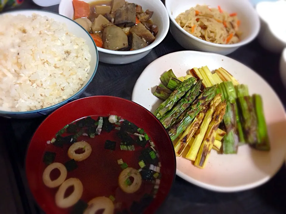 今日の晩ご飯は、鯛飯、2色アスパラガスのグリル焼き、筑前煮、切り干し大根、お吸い物。|ゆえさん