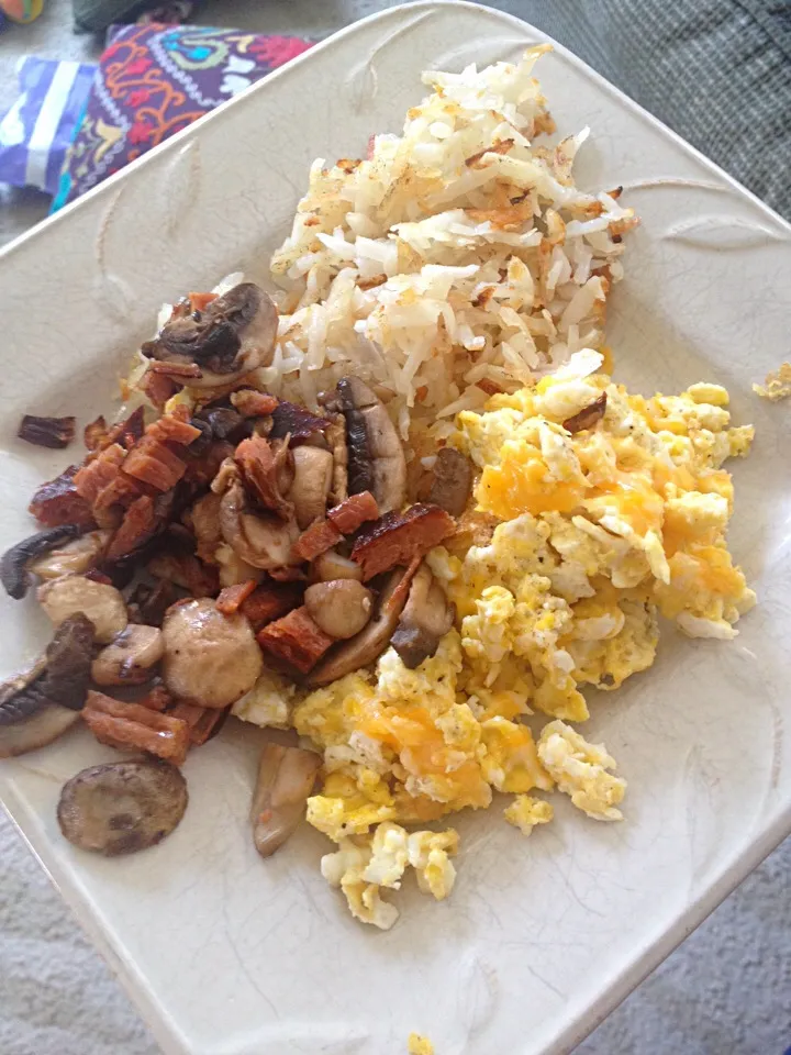 Eggs, hash browns, mushrooms & ham|Kendra Leeさん