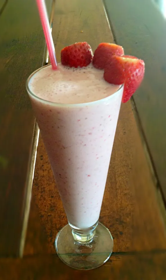 Banana and strawberry smoothy  to start the day|woodfiredさん