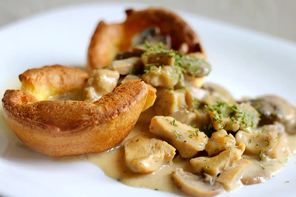 Snapdishの料理写真:Yorkshire pudding with chicken & mushroom|Misstyさん