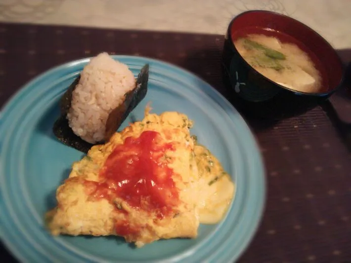 Snapdishの料理写真:筍ご飯のおにぎり 絹さやと豆腐の味噌汁 チーズオムレツ|ゆりこさん