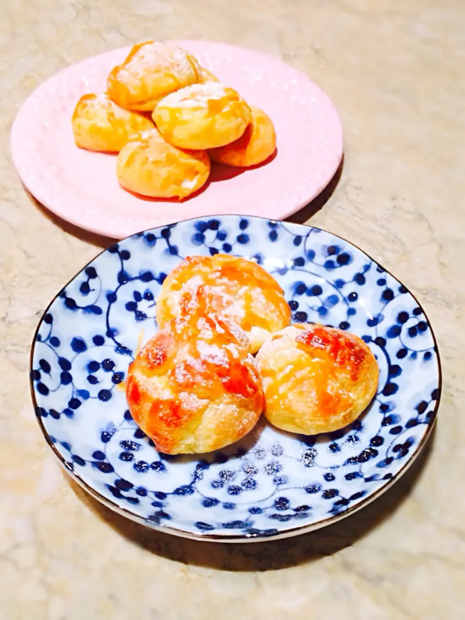 Profiteroles with chantilly cream and sea salt caramel drizzle|gohyuchongさん