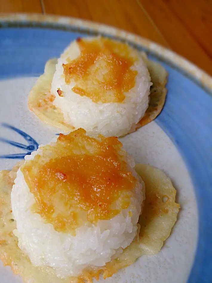 カリカリ♪羽つき(≧▽≦)
鯛味噌の焼きチーズおにぎり|yu.uyさん