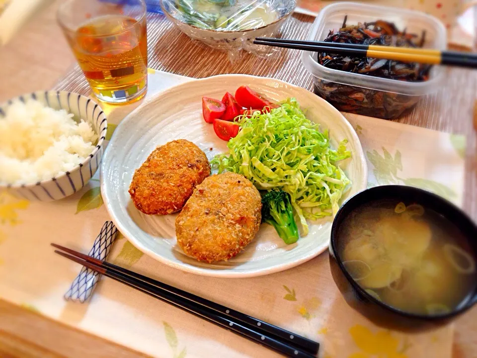 牛肉コロッケ、アサリの味噌汁、ひじきの煮物|まろさん