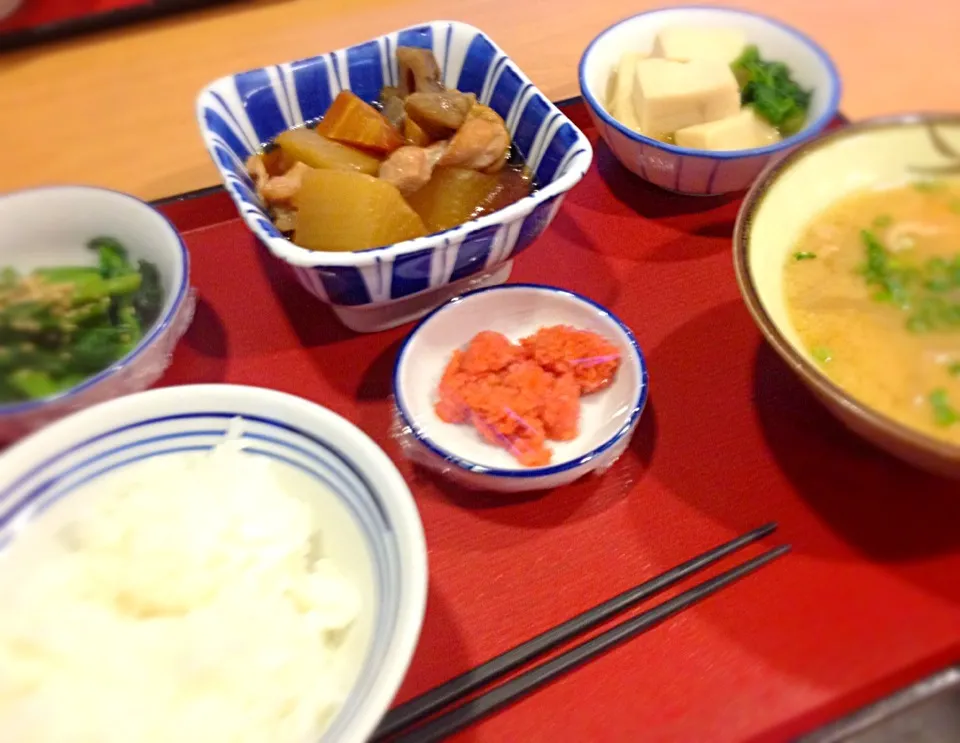 宿ぐらしの晩ごはん 筑前煮 高野豆腐の煮物 菜の花の和え物 明太子 豚汁 白飯|ぽんたさん