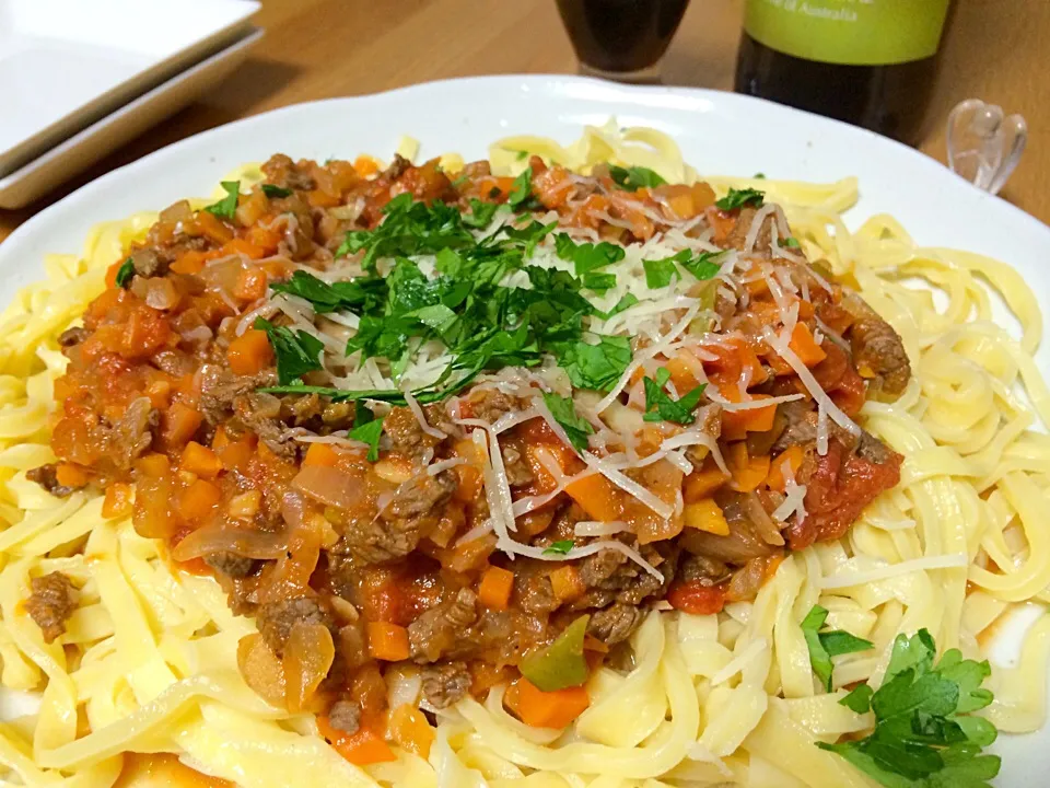 生パスタ作りました。ソースは挽肉ではなく、シチュー用のお肉を細かく切って使ってみました。また違った食感。それにしても生パスタはモチモチで美味しい（≧∇≦）|naomiさん