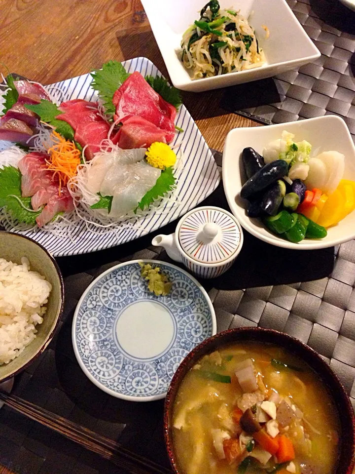 今日はヘルシー和食🍚お刺身盛り合わせ🐟豚汁、ニラとモヤシのナムル、お漬物、麦入りご飯🍀|まみりんごさん