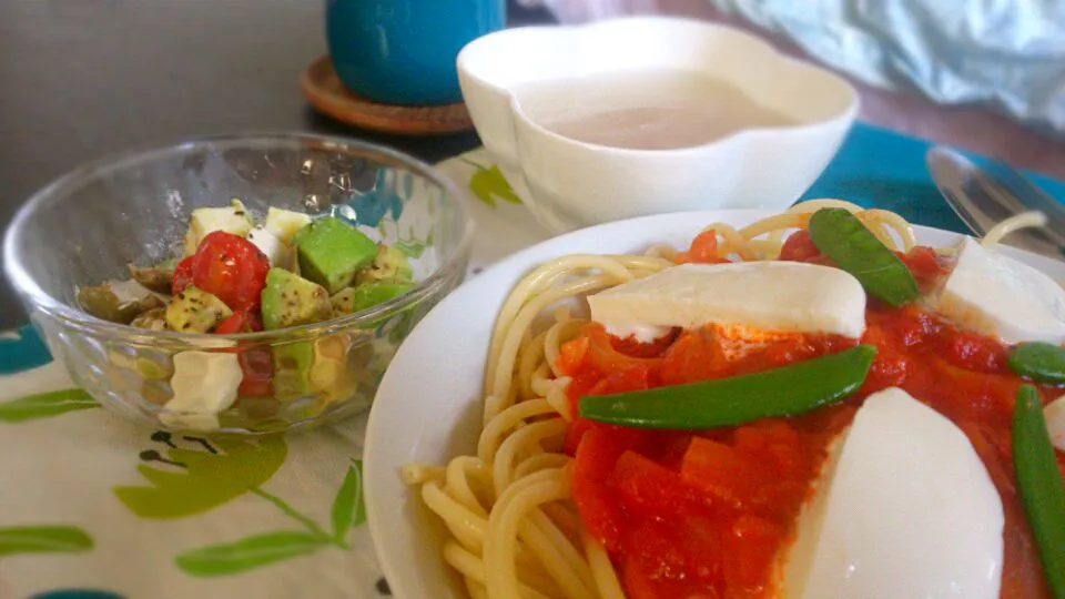 昼ごはん
トマトソーススパゲッティ、アボカドサラダ、湯で汁のスープ|さっちんさん