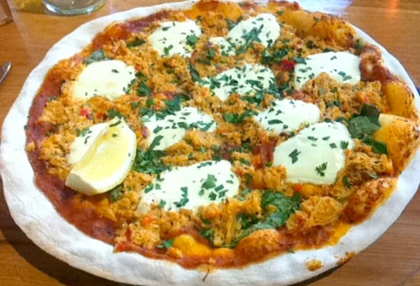 Pizza with king crab, garlic and chilli marinade, basil, parsley, lemon and creme fraiche|Nicole Avisさん