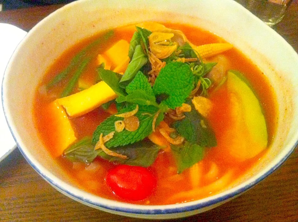 Vegetable with rice noodles in fresh tomato & spicy herb broth|skyblueさん