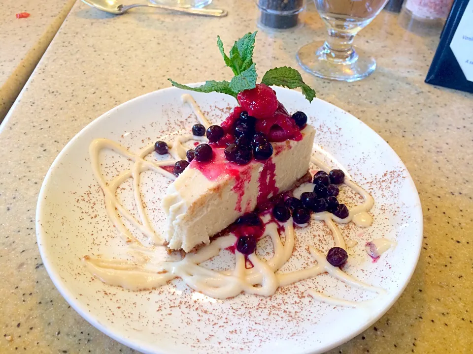 Vegan Cheesecake with berries|Lalaさん