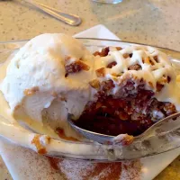 Vegan pecan-apple cobbler with vegan ice cream|Lalaさん