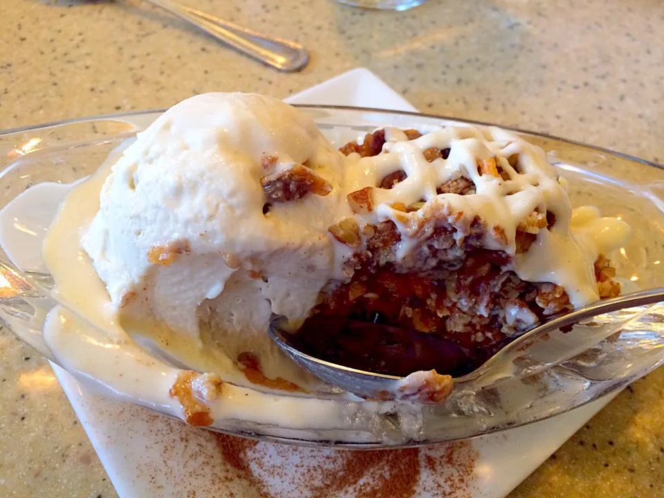 Vegan pecan-apple cobbler with vegan ice cream|Lalaさん