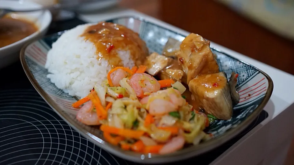 土魠魚蝦仁高麗菜蓋飯|南瓜子さん