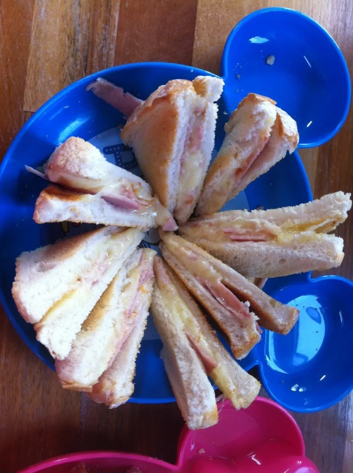 Toasted ham and cheese sandwiches|Emma Proe Was Duncalfさん