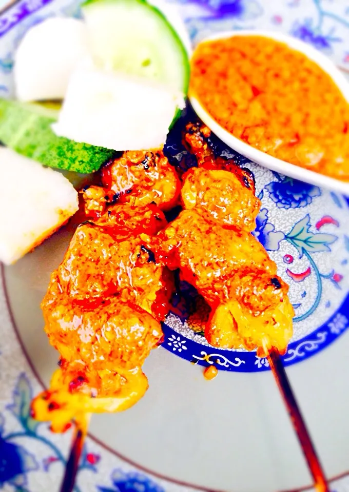 Chicken satay with peanut spicy sauce.|samantha wさん