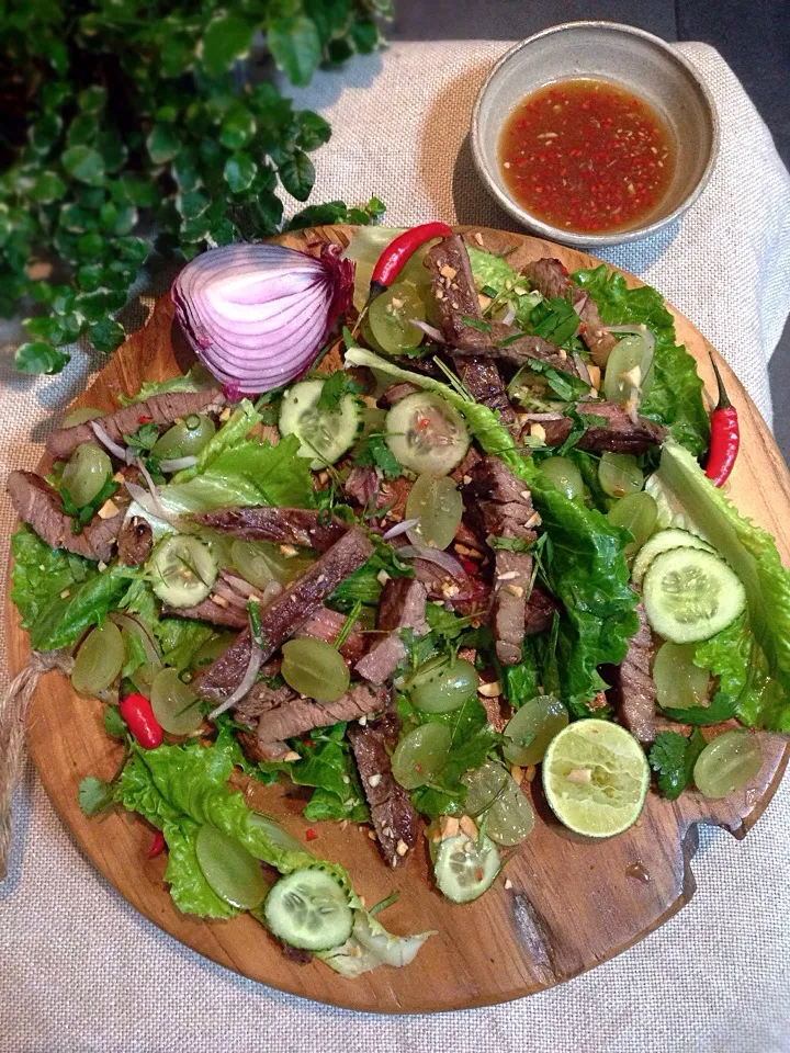 Thai style beef salad with grapes/タイ風ビーフとブドウサラダ|rick chanさん