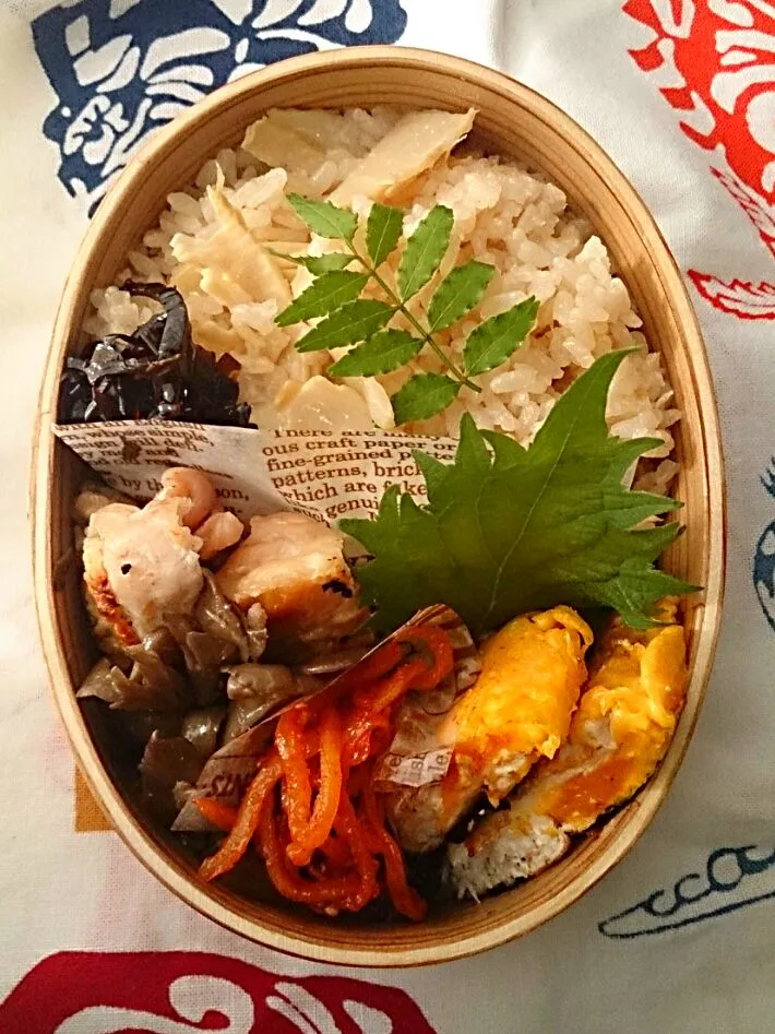 筍ご飯弁当 
今日のパパ弁当は筍ご飯、グリルチキン、
いかキムチ、しらすと海苔の半月卵、舞茸の甘辛煮、昆布等でした♪|とだともさん