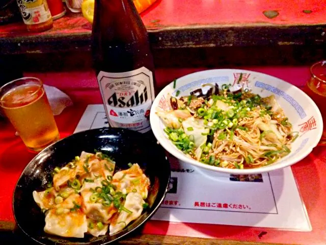 Snapdishの料理写真:中洲の屋台で締めに食べた、焼きラーメンと一口餃子。
台湾からのたくさんの観光客に混じって食べました。
焼酎を呑んだ締めだったのに、ビールも頼んでしまいました。
何とも騒がしい屋台村でしたよ、
(￣ー￣)|東京ライオンズさん