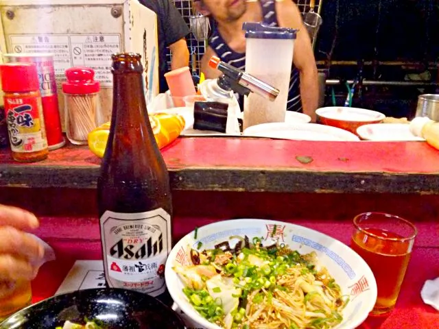 Snapdishの料理写真:中洲の屋台で締めに食べた、焼きラーメンと一口餃子。
台湾からのたくさんの観光客に混じって食べました。
焼酎を呑んだ締めだったのに、ビールも頼んでしまいました。
何とも騒がしい屋台村でしたよ、
(￣ー￣)|東京ライオンズさん