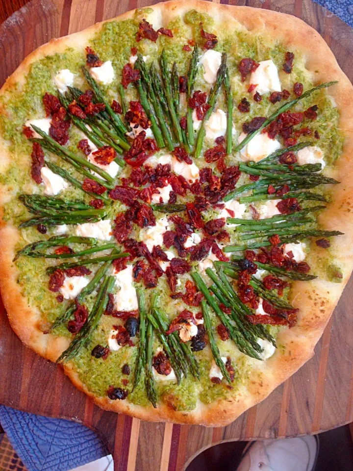 asparagus pesto, asparagus, and sun dried tomato pizza|Matthew Cashenさん