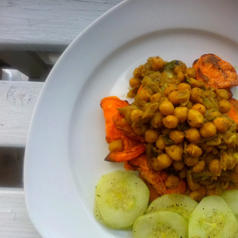 Curried Chickpea with Roasted Sweet Potato and Cucumber Salad|T.E.Dennisさん