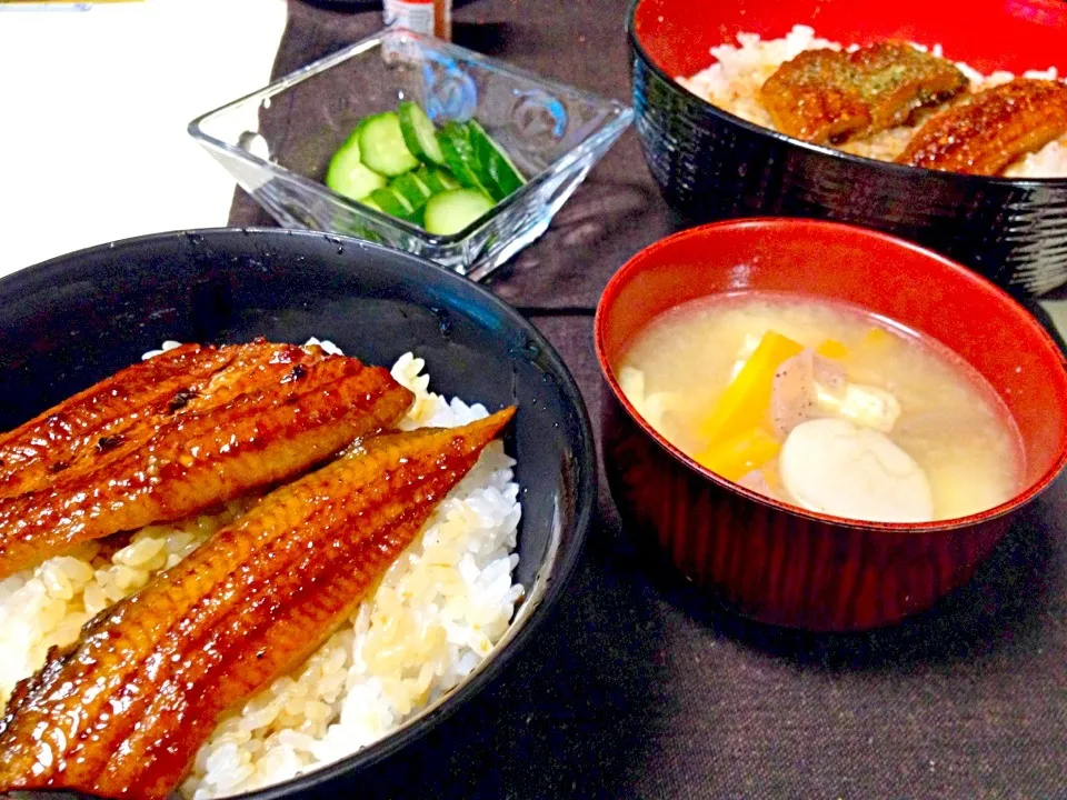 鰻丼、具沢山みそ汁、漬物|ひかるんさん