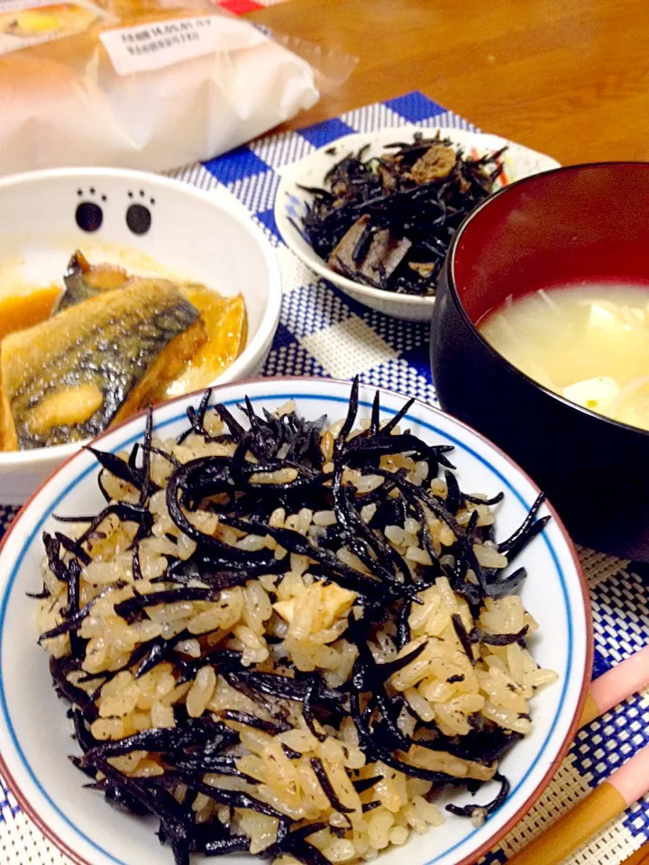 ひじきご飯、味噌汁、ひじきの煮物、鯖の味噌煮|クロエさん