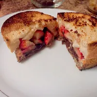 grilled cheese with brie, strawberries, walnuts, dark chocolate on French bread|Melissa M. Millerさん