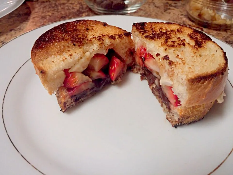 grilled cheese with brie, strawberries, walnuts, dark chocolate on French bread|Melissa M. Millerさん