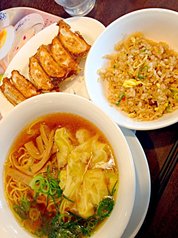 Snapdishの料理写真:ワンタン麺、半炒飯、餃子|めぐさん