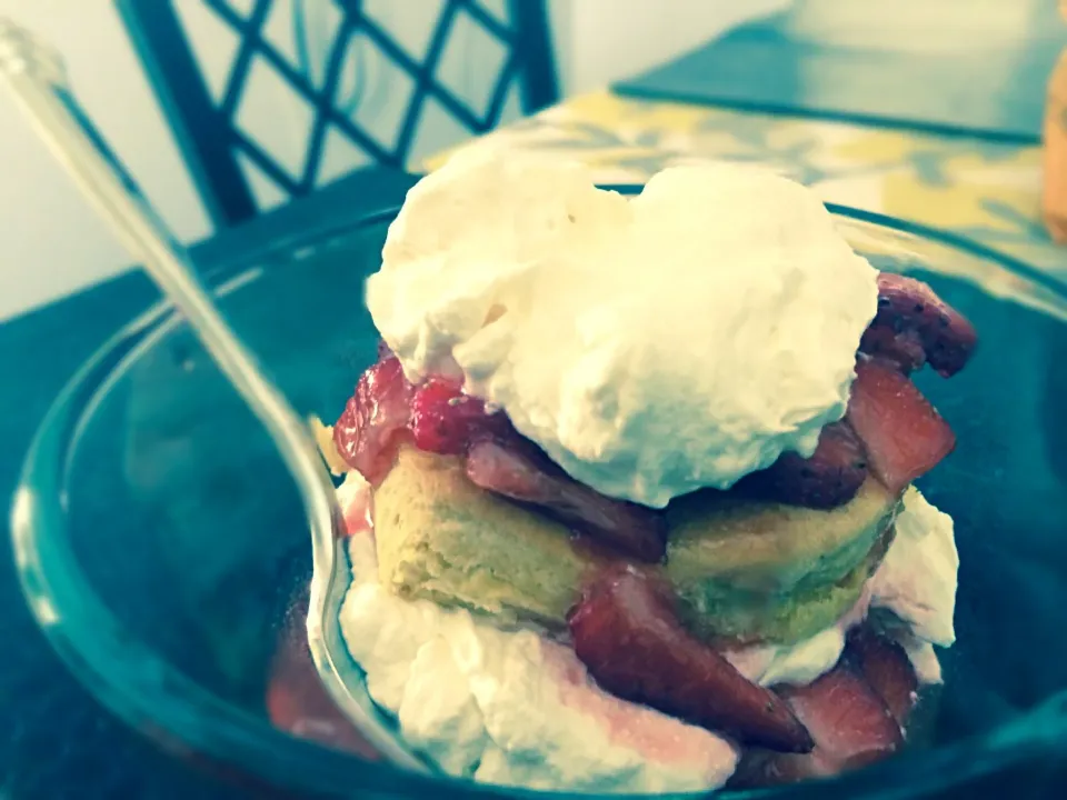 Strawberry biscuit shortcake with homemade whip cream|FoodManOnWheelzさん