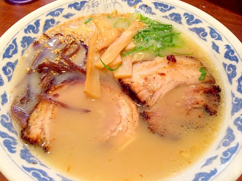 Snapdishの料理写真:亀王ラーメン 十三にて|ヒロさん