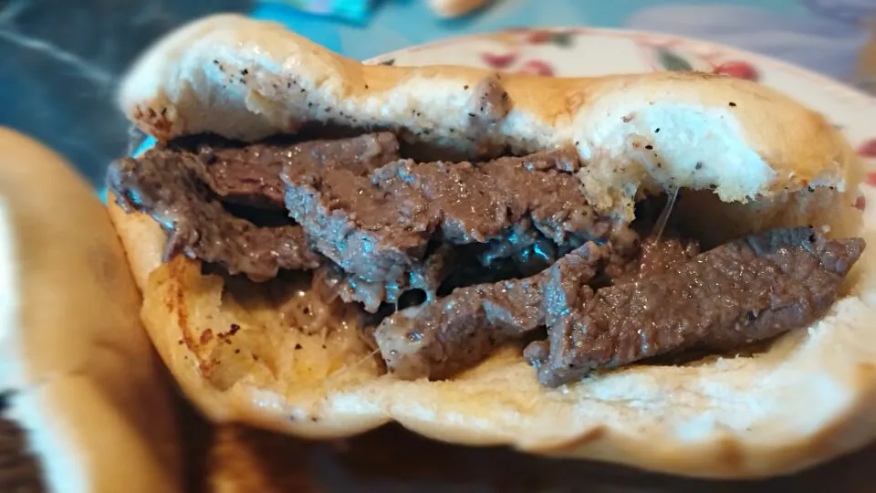 Prime delmanco steak sandwich with aged white cheddar cheese with coffee grounds and lavender|Alex Velasquezさん