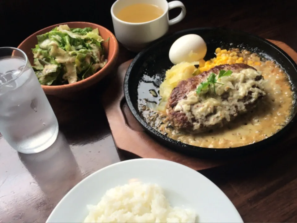 今日の賄い！クリームマスタードソースのハンバーグに半熟玉子😋|TwinTreeさん