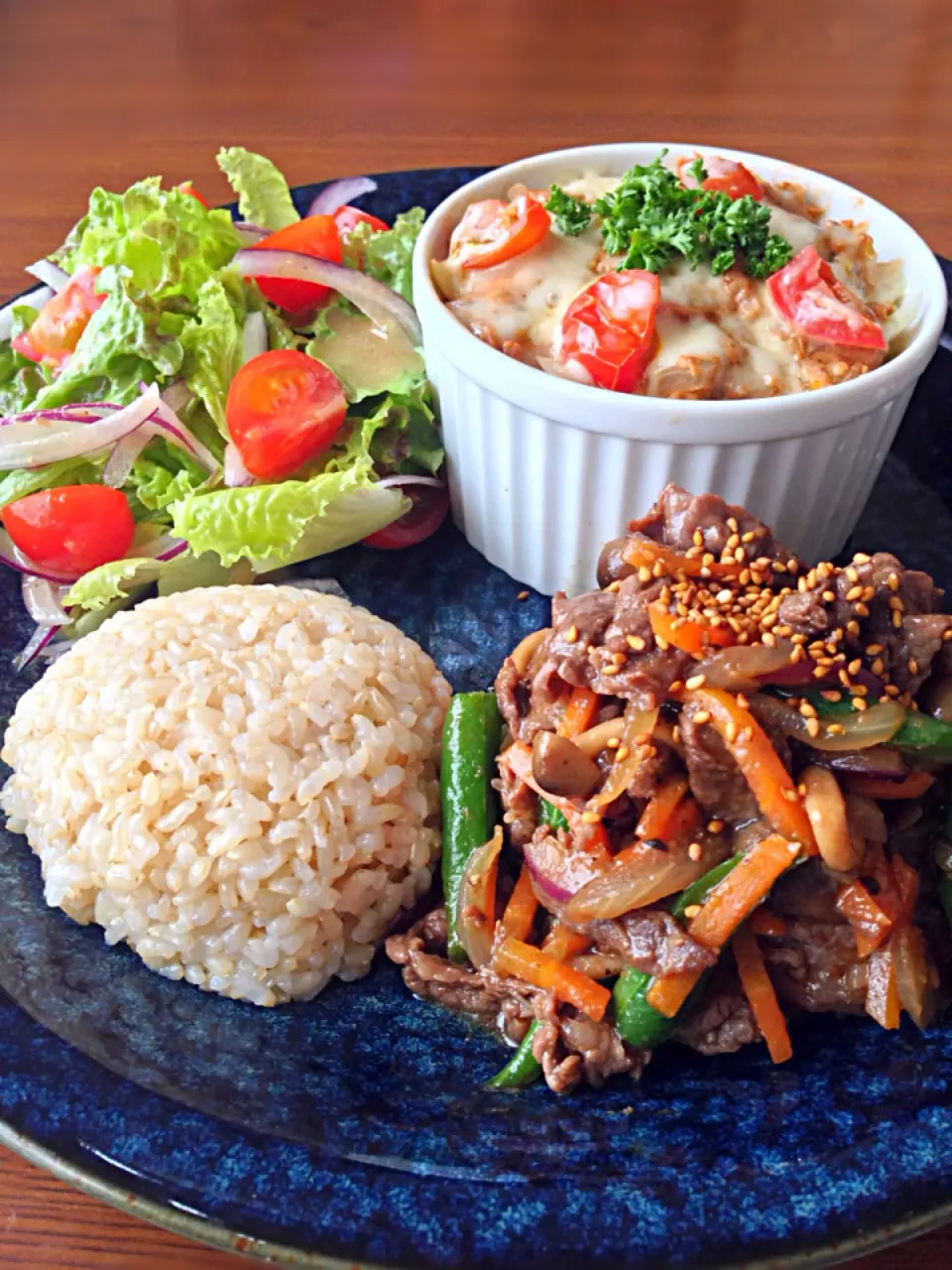 Snapdishの料理写真:⭐️野菜たっぷりプルコギ ⭐️じゃがいもと鶏ひき肉の蒸しグラタン ⭐️野菜サラダ フレンチドレッシング ⭐️玄米|よっちぃさん