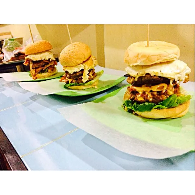 Snapdishの料理写真:Barricade burgers for a hungry you. Enjoy it here at #betweenthebuns located at 3 M. Aquino st. Niugan #Malabon #burger #egg #doublepatty|Tin Beroinさん