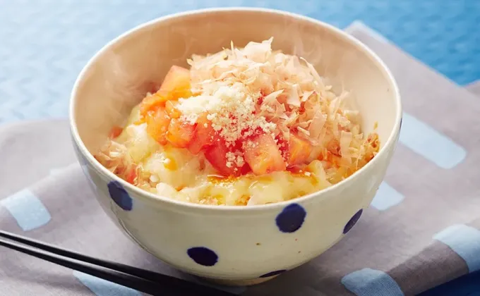 トマトとチーズのピリ辛おかかご飯|いいだし、いい鰹節。ヤマキさん