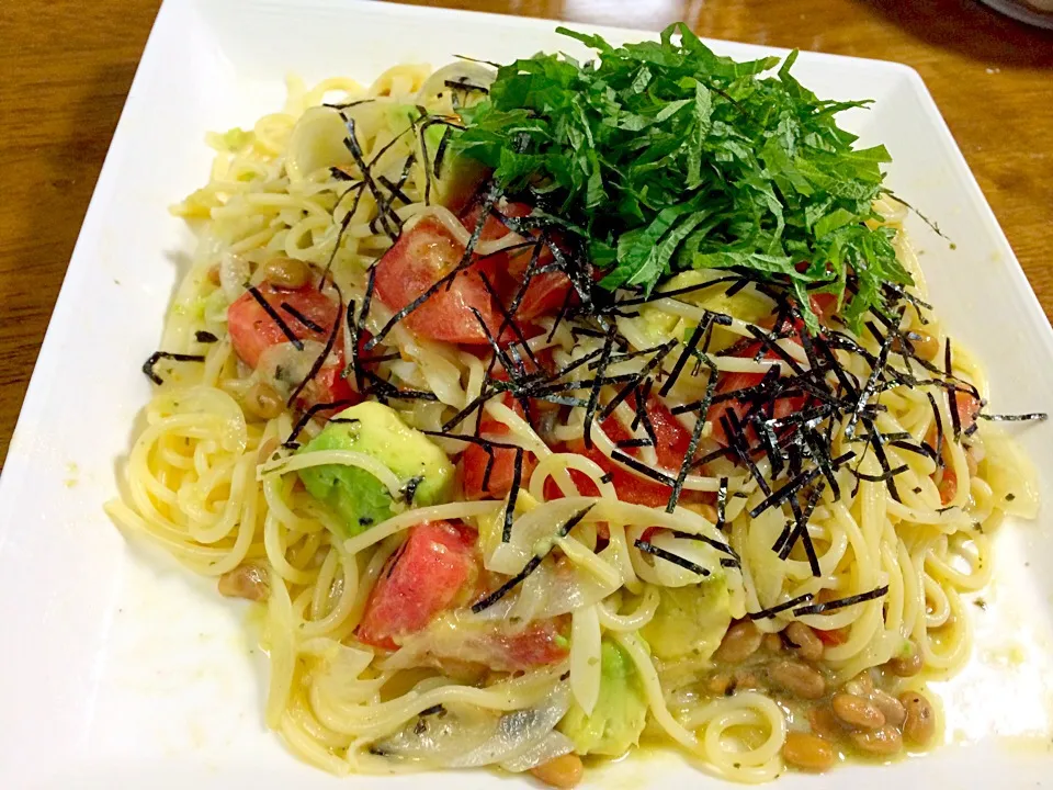 おかなさんの料理 簡単♡美肌♪アボトマ納豆丼をパスタにしちゃった(⌒▽⌒)|くみさんさん