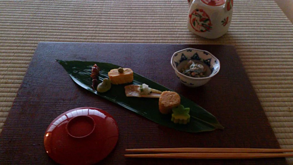 初夏の茶会

白和え(こごみ・絹さや・人参・蒟蒻)

ほたるいかの旨煮
空豆
きすの風干し(木の芽のおろし添え)
鶏の信田巻き
青楓麩

沢煮椀(独活・牛蒡・人参・椎茸・三つ葉)胡椒

ホタテ貝の田楽仕立て

炊き合わせ(筍・筍しんじょう・蕗)

手鞠寿司(海老・椎茸・おぼろ昆布)

メロンの浅漬け・蕗の葉|さかい あきよさん